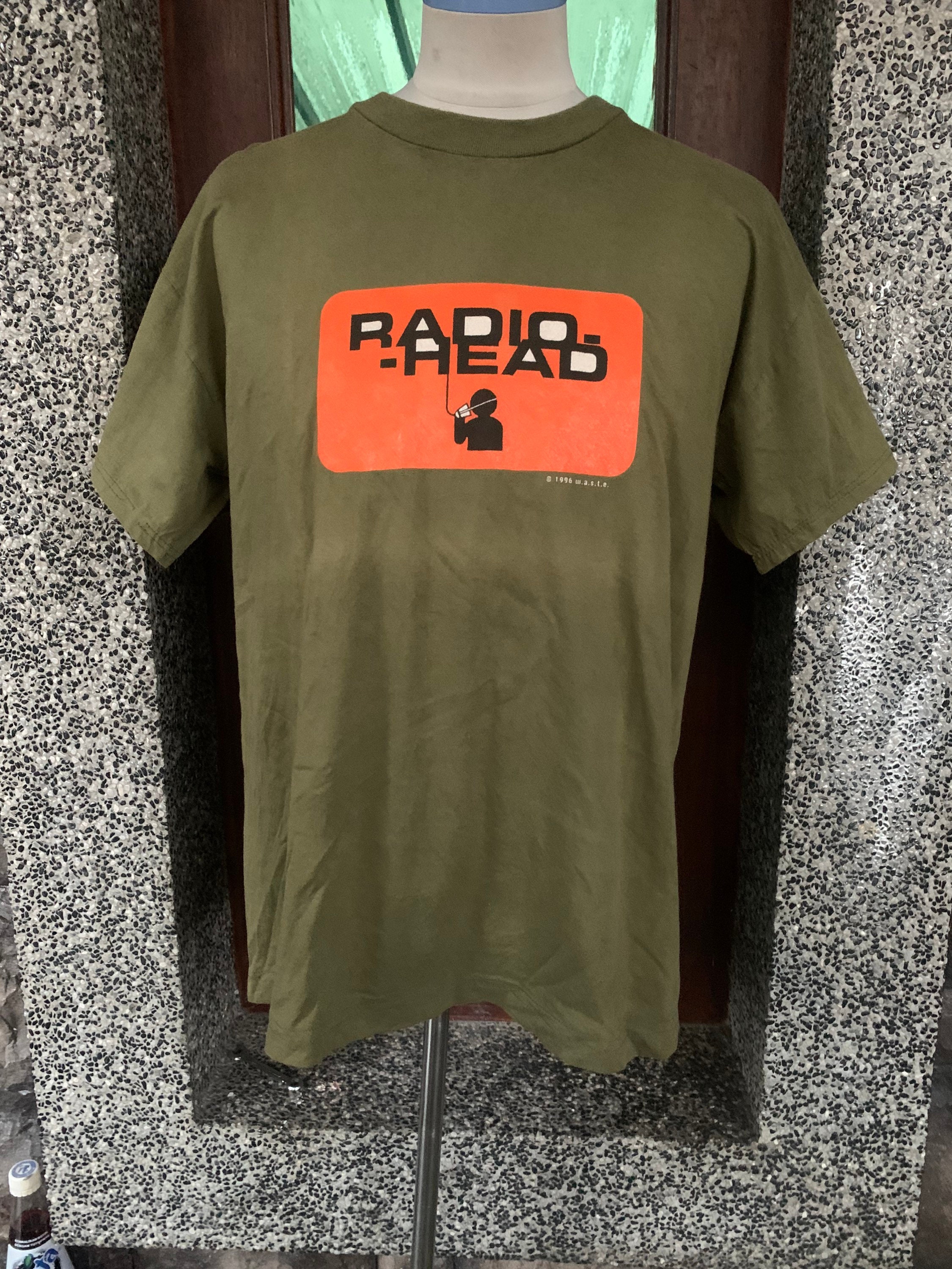 Discover Vintage 90s Radiohead Rock Band T-Shirt