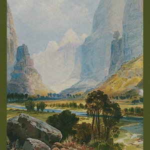 Puede incluir: Una pintura de acuarela que representa un paisaje montañoso con un río serpenteando por el valle. Las montañas son altas y escarpadas, con un tono azul claro. El río es de color azul claro y fluye a través de un valle verde. La pintura se titula "The Exalted Plains".