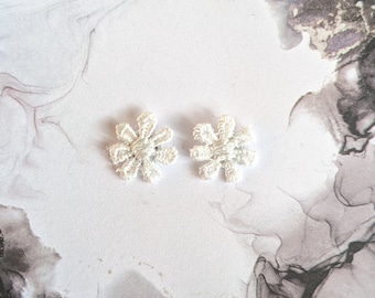 Boucles d’oreilles blanches à petites fleurs blanches