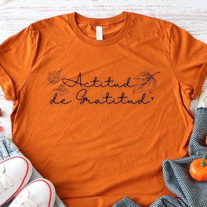 Actitud de Gratitud T-Shirt: Spanish Thanksgiving Tee