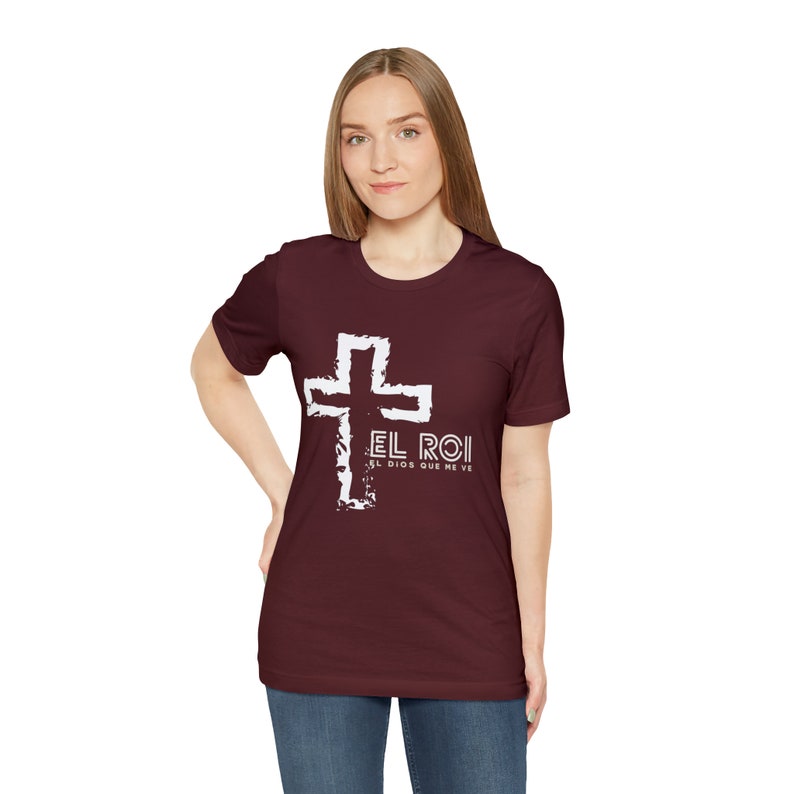 El Roi Christian Tee: God Who Sees Me, Spanish Faith Shirt Maroon
