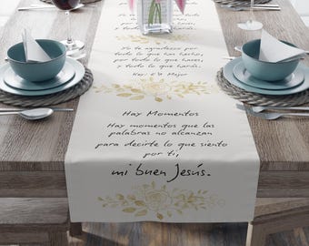 Caminho de mesa para o Dia de Ação de Graças com detalhes florais dourados e a letra da música "Hay Momentos" em espanhol | Cantico cristiano viejos