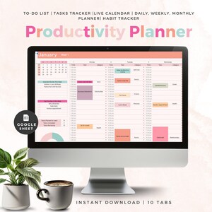 Puede incluir: Un monitor de computadora muestra un planificador de productividad digital con un esquema de color rosa y melocotón. El planificador incluye un calendario, un rastreador de tareas y un rastreador de hábitos. Las palabras "Productivity Planner" están en letras rosas grandes. Una taza de café y plantas en macetas están en primer plano.
