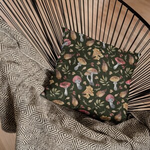 mushroom-throw-pillow