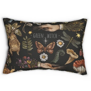 Puede incluir: Una almohada negra con un patrón repetido de ilustraciones de brujas verdes. Las ilustraciones incluyen una mariposa, una libélula, un hongo, un helecho, una flor y una mano. El texto "GREEN WITCH" está impreso en blanco en la almohada.