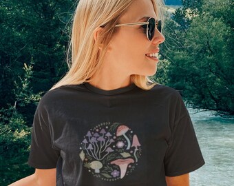ゴブリンコア マッシュルーム ブラック T シャツ、コテージコア ボタニカル シャツ、美的自然シャツ、秋シャツ、自然愛好家へのマッシュルームギフト