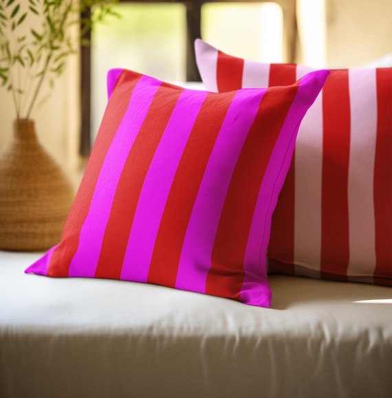 Candy Pink und Rot Gestreifte Wasserdichte Kissen für den Außenbereich | Lebhaftes Terrasse-Süßigkeits-Rosa- und Rotdekor-Kissen | Farbenfrohes Pink & Rot gestreiftes Kissen