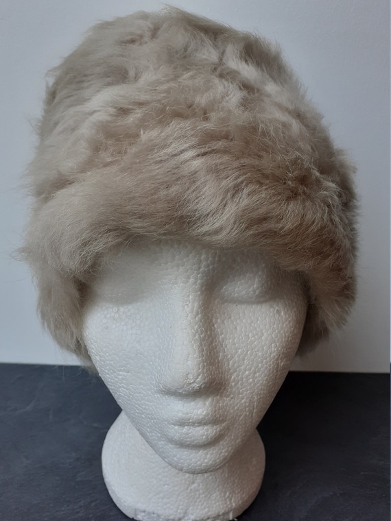 Vintage 1960s Ladies Beige Faux Fur Smart Winter Hat (small  display picture 1
