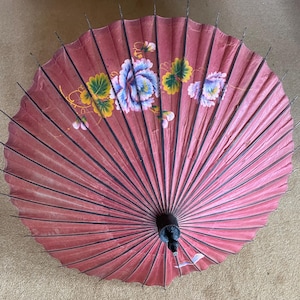 Ombrello parasole cinese giapponese orientale in carta, circa anni '30, con motivo floreale dipinto a mano, canna di bambù
