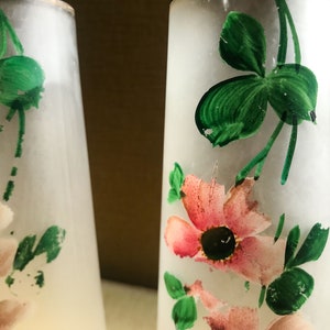 Peut inclure: Deux sali&egrave;res et poivri&egrave;res en verre givr&eacute; avec des fleurs roses et des feuilles vertes peintes &agrave; la main.