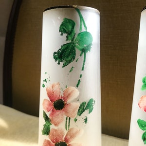 Peut inclure: Deux vases en verre givr&eacute; avec un motif floral. Les vases sont peints avec des fleurs roses et des feuilles vertes.