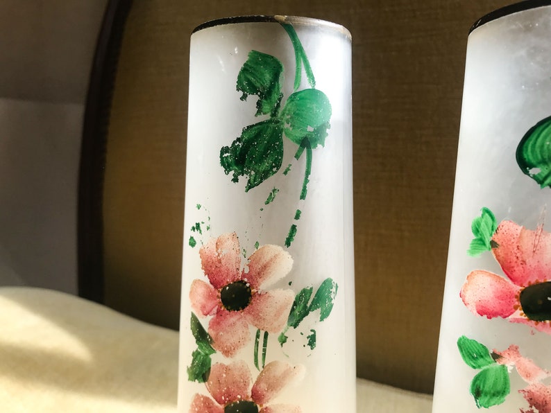 Peut inclure: Deux vases en verre givr&eacute; avec un motif floral. Les vases sont peints avec des fleurs roses et des feuilles vertes.