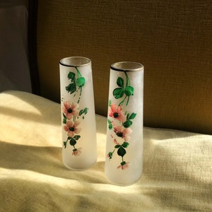 Peut inclure: Deux vases en verre givr&eacute; avec un motif floral. Les vases sont peints avec des fleurs roses et des feuilles vertes.