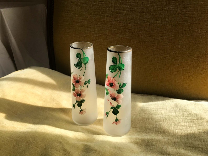Peut inclure: Deux vases en verre givr&eacute; avec un motif floral. Les vases sont peints avec des fleurs roses et des feuilles vertes.