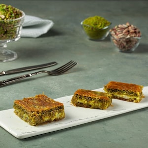 Wicker Handmade Pistachio Baklava ,Delicous Baklava with Pistachio , Turkish Dessert , Turkish  Delight , Sweet Snacks