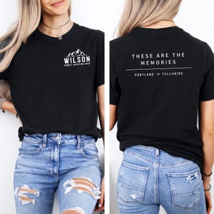 Puede incluir: Camiseta negra con texto blanco y gr&aacute;fico de monta&ntilde;a. La parte delantera de la camiseta dice "WILSON FAMILY VACATION 2025". La parte trasera de la camiseta dice "THESE ARE THE MEMORIES" con "PORTLAND -> TELLURIDE" debajo.