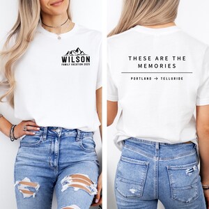 Puede incluir: Camiseta blanca con el texto "WILSON FAMILY VACATION 2025" y un gr&aacute;fico de monta&ntilde;a en la parte delantera. La parte trasera de la camiseta tiene el texto "THESE ARE THE MEMORIES" encima de "PORTLAND -> TELLURIDE".