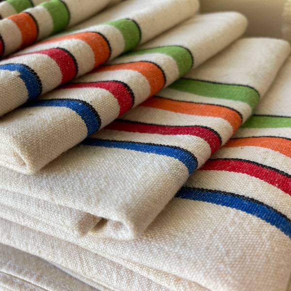 Antorchas vintage francesas de algodón puro, blanco francés con cuatro rayas finas de colores bordeando los bordes, excelentes toallas de té de condición vintage