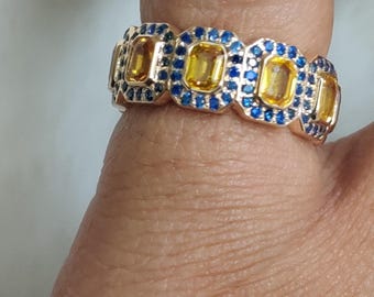 18K gouden ring: smaragd geslepen gele saffier, blauwe saffieraccent