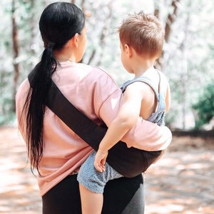 Porte-bébé en bandoulière Noir/beige Compact, léger et facile, supporte jusqu'à 20 kg, ultra doux avec poche et sac de rangement beige image 6