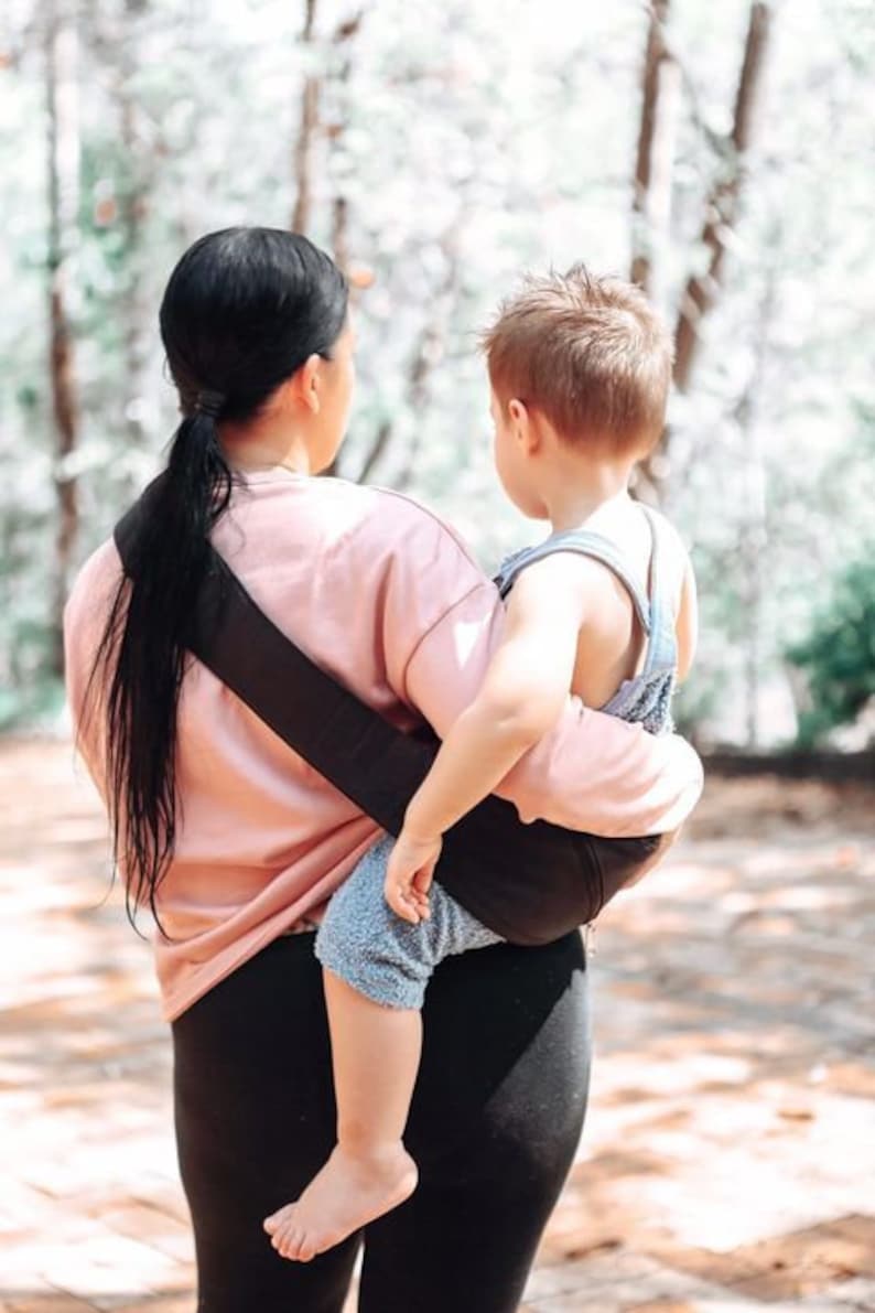 Porte-bébé en bandoulière Noir/beige Compact, léger et facile, supporte jusqu'à 20 kg, ultra doux avec poche et sac de rangement beige image 6