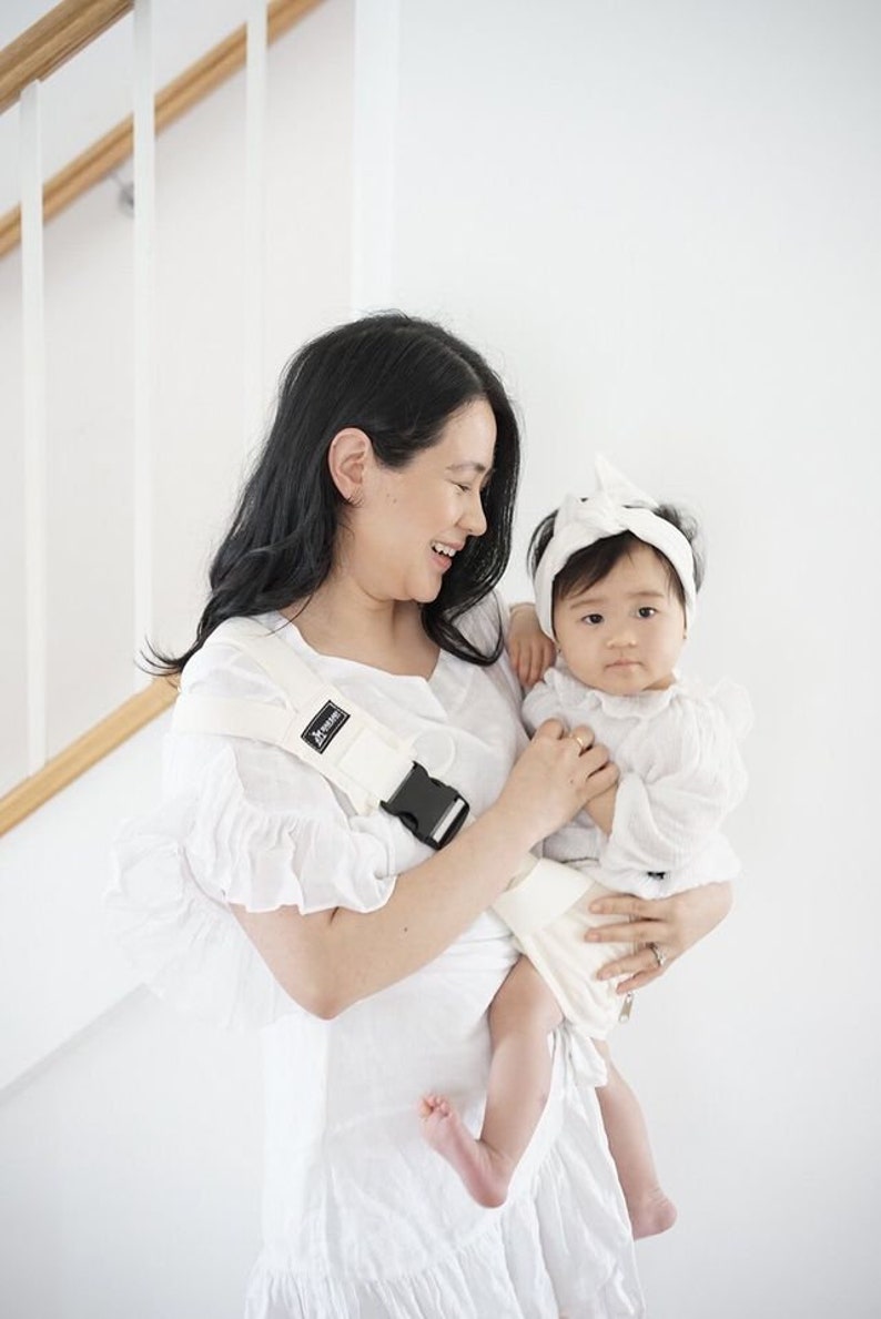 Porte-bébé en bandoulière Noir/beige Compact, léger et facile, supporte jusqu'à 20 kg, ultra doux avec poche et sac de rangement beige image 8