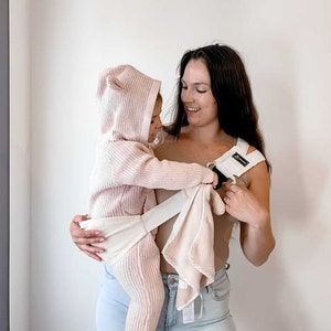 Portabebés con asiento para la cadera: compacto, beige, portabebés y niños pequeños, soporta hasta 20 kg, ultra suave con bolsillo y bolsa con cordón para almacenamiento