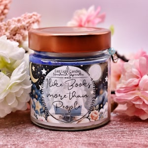 Candela "Mi piacciono di più i libri" | Candela a forma di libro | Candela profumata in cera di soia fatta a mano | Candela vegana personalizzata | Idea regalo per amanti dei libri