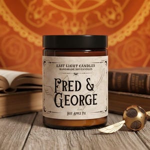 Fred & George Kerze | Wizard Buchkerze | Handgemachte Duftkerze Sojawachs | Vegane Kerze personalisiert | Geschenkidee für Wizard Fans