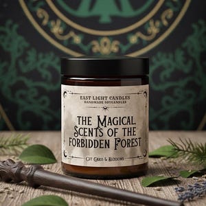 Duftkerze Forbidden Forest | Wizard Buchkerze | Magical Herb Candle aus Sojawachs | Geschenk für Fantasy & Pflanzenliebhaber