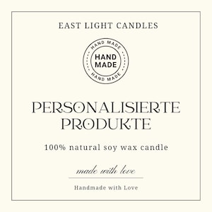 Könnte beinhalten: Ein weißes Etikett mit schwarzem Text, der "East Light Candles", "Hand Made", "Personalisierte Produkte", "100% natural soy wax candle", "made with love" und "Handmade with Love" lautet.