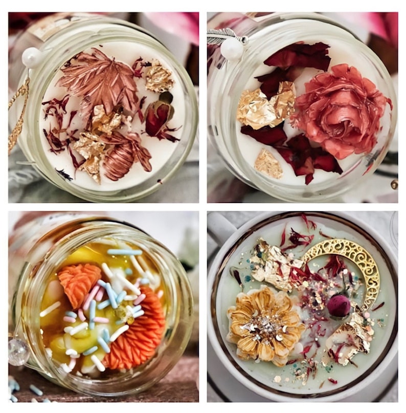 Pu&ograve; includere: Quattro diversi barattoli di candele con vari elementi decorativi. Il primo barattolo ha una candela bianca con fiori secchi e foglia d'oro. Il secondo barattolo ha una candela bianca con fiori rossi secchi e foglia d'oro. Il terzo barattolo ha una candela gialla con spruzzi arancioni e bianchi. Il quarto barattolo ha una candela bianca con un ciondolo a forma di luna d'oro, fiori secchi e foglia d'oro.