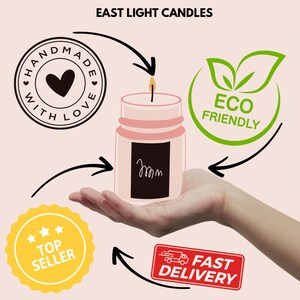 Pu&ograve; includere: Una candela rosa con un'etichetta nera che dice "mmm" &egrave; mostrata al centro dell'immagine. La candela &egrave; circondata da quattro icone circolari: un cuore con le parole "Fatto a mano con amore", una foglia verde con le parole "Eco Friendly", una stella gialla con le parole "Top Seller", e un camion rosso con le parole "Consegna veloce".