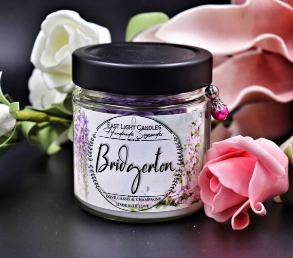 Bridgerton Kerze | Buchkerze | Handgemachte Duftkerze Sojawachs | Vegane Kerze personalisiert | Geschenkidee für Leseratten