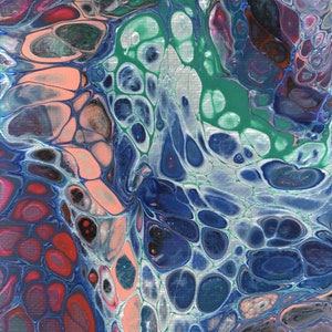 Op de afbeelding: Abstract schilderij met draaiende patronen in blauwe, groene, rode en zilveren verf. De verf creëert een verscheidenheid aan vormen en texturen, die lijken op cellen of bubbels.