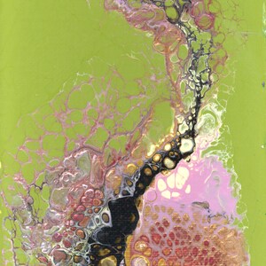Könnte beinhalten: Abstrakte Acrylmalerei auf Leinwand. Das Kunstwerk zeigt einen lindgrünen Hintergrund mit einem zentralen Fluss aus schwarzen, goldenen, rosa und roten Farbtönen. Die Farbe ist geschichtet und erzeugt einen strukturierten Effekt mit organischen Formen und Mustern.