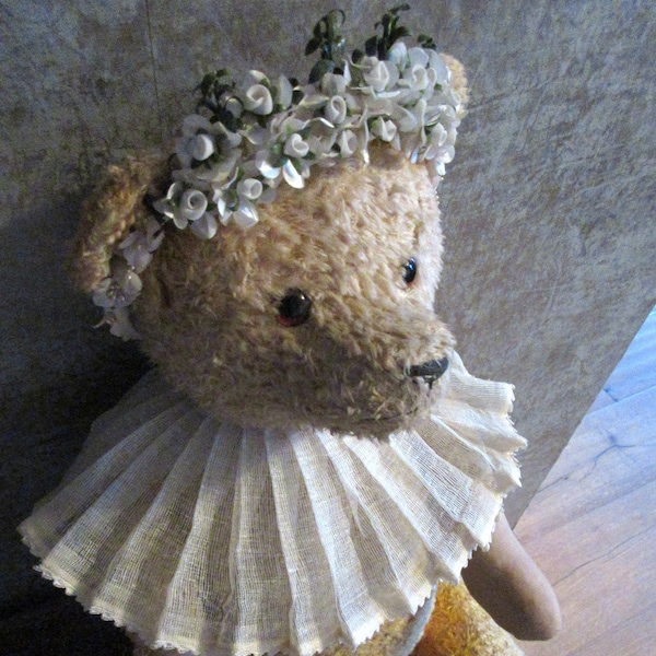 Vintage Teddybär alter Teddy Bärchen mit Brautkranz Halskrause Bärchen Sammlerbär Plüschtier Stofftier Spielzeug Goldbär + Seidenrose 60 cm