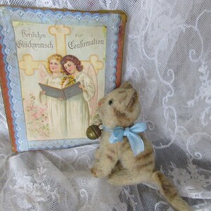 Vintage Steiff kat, gestreept mini kitten, pluche kat, zittend, knuffeldier, strik, belletje, brocante miniatuur verzamelobject, speelgoed
