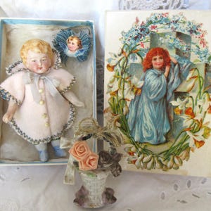 Antieke kleine porseleinen pop SET poppenhuis pop engel beschermengel in antieke doos kartonnen doos antieke pop wol schapenstof doos