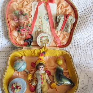 Antike Bisquitporzellan Pierrot  Mignonette bisque Doll Box Harlekin Püppchen Trousseau Set antique Doll Miniatur brocante Clown Zirkus RAR