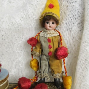 Antica porcellana bisquit Pierrot Mignonette bisquit scatola per bambole arlecchino corredo per bambole set bambola antica miniatura brocante clown circo raro