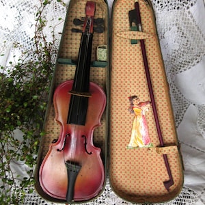 Antyczna zabawka z puszki, stara lalka, skrzypce, instrument skrzypcowy, akcesoria dla lalek, akcesorium, skrzypce dla dzieci, puszka, zabawka, instrument muzyczny z etui, brocante