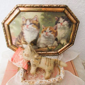 Steiff Kattenset, heel klein oud pluche katje in een mandje, pluche speelgoed, mini kitten, miniatuur verzamelobject, poppenaccessoire, poppenaccessoires