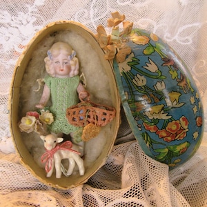 Stary pojemnik na cukierki, małe pudełko tekturowe, porcelanowa lalka, porcelanowa owca, domek dla lalek, pudełko na anioła stróża, prezent wielkanocny, antyczna lalka