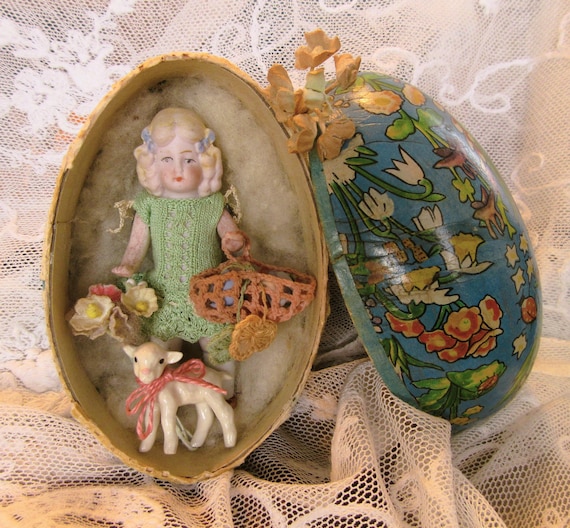 Vecchio contenitore di caramelle, piccola scatola di cartone