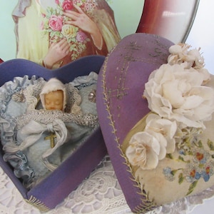 Vintage alte Stoffbox antique fabric box Herz Schachtel mit Wachsbaby Christkind Jesusle Kind Heartbox Shabby brocante Geschenk Lila Dose
