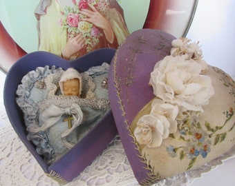 Vintage alte Stoffbox antique fabric box Herz Schachtel mit Wachsbaby Christkind Jesusle Kind Heartbox Shabby brocante Geschenk Lila Dose