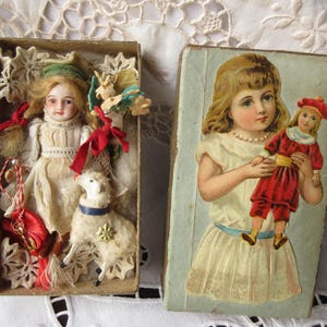 Antieke kartonnen doos met kleine pop wol schaap schoonmaak schaap Erzgebirge beschermengel doos vintage decoratie engel pop poppenhuis antieke pop