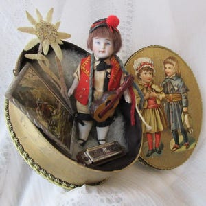 Caixa de aglomerado antiga com pequena boneca anjo da guarda caixa decoração vintage boneca casa de bonecas boneca antiga músico músico com acessórios imagem
