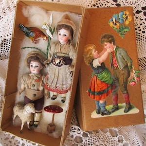 Antieke kartonnen doos met klein poppenpaar wollen schapen schoonmaak schapen Erzgebirge doos vintage decoratie houten paddestoel pop poppenhuis antieke pop